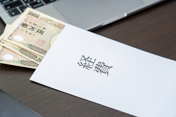 「経費」と書かれた封筒と紙幣（経理代行に頼める業務のイメージ）
