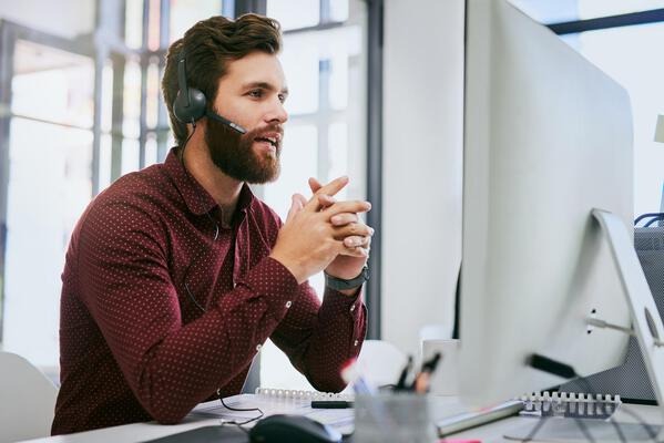 オンラインミーティングをする人のイメージ