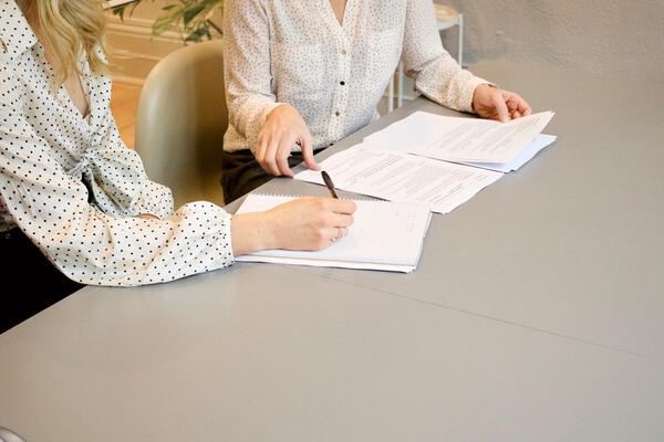 社会保険関係の手続きを行う