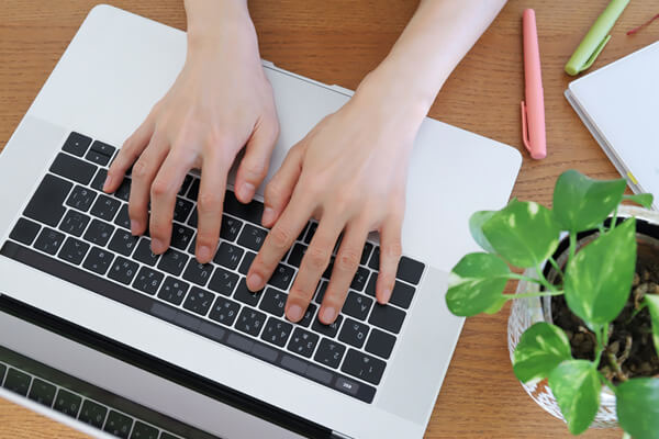 経理代行サービスを導入するメリットは？デメリットや注意点も解説